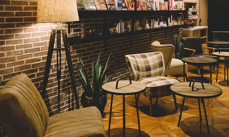 ラウンジのソファと壁掛けの本棚