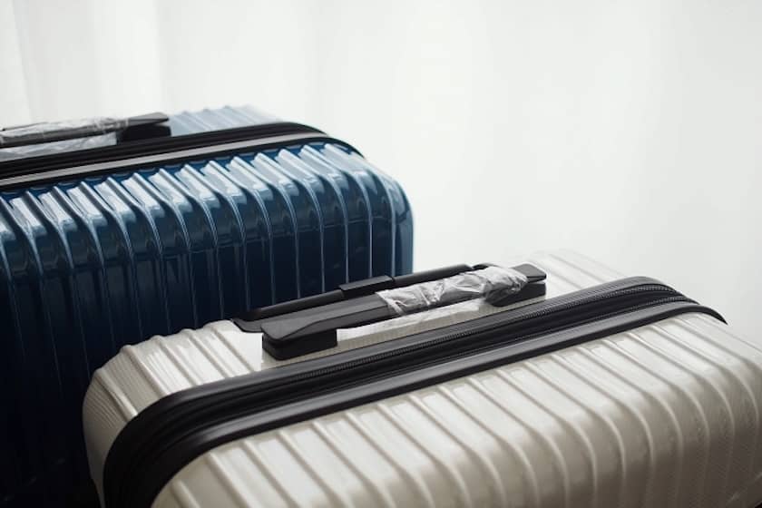 配送されるスーツケース