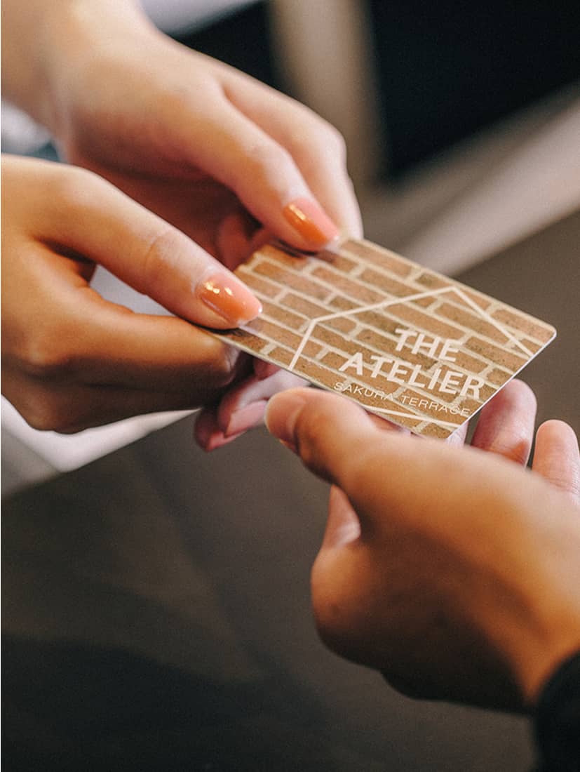 ルームキーを手渡す手