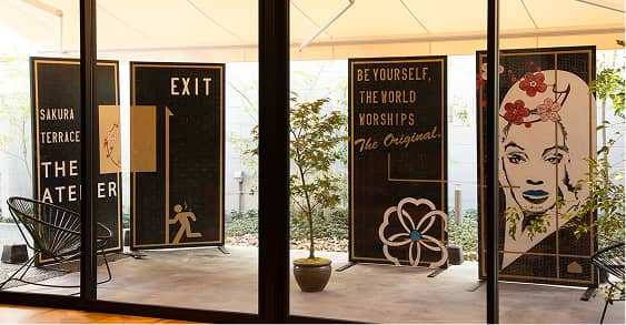 ラウンジからの中庭の風景