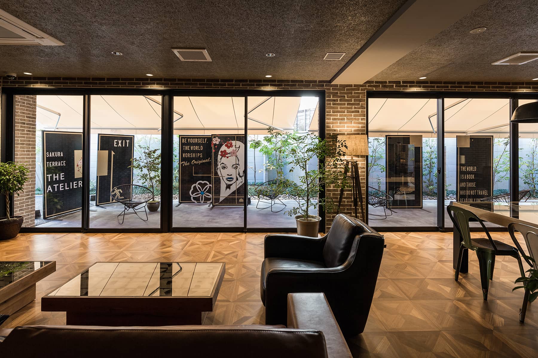 コーヒーを楽しむ2人の女性