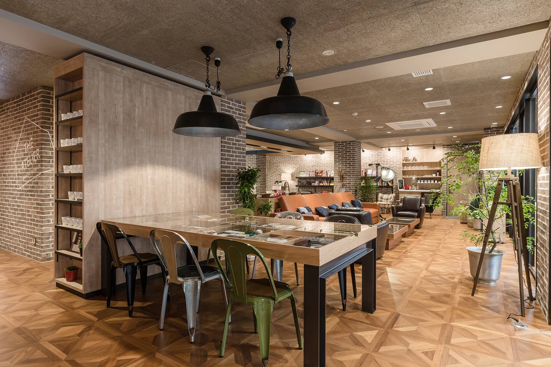 ラウンジのソファで読書する女性