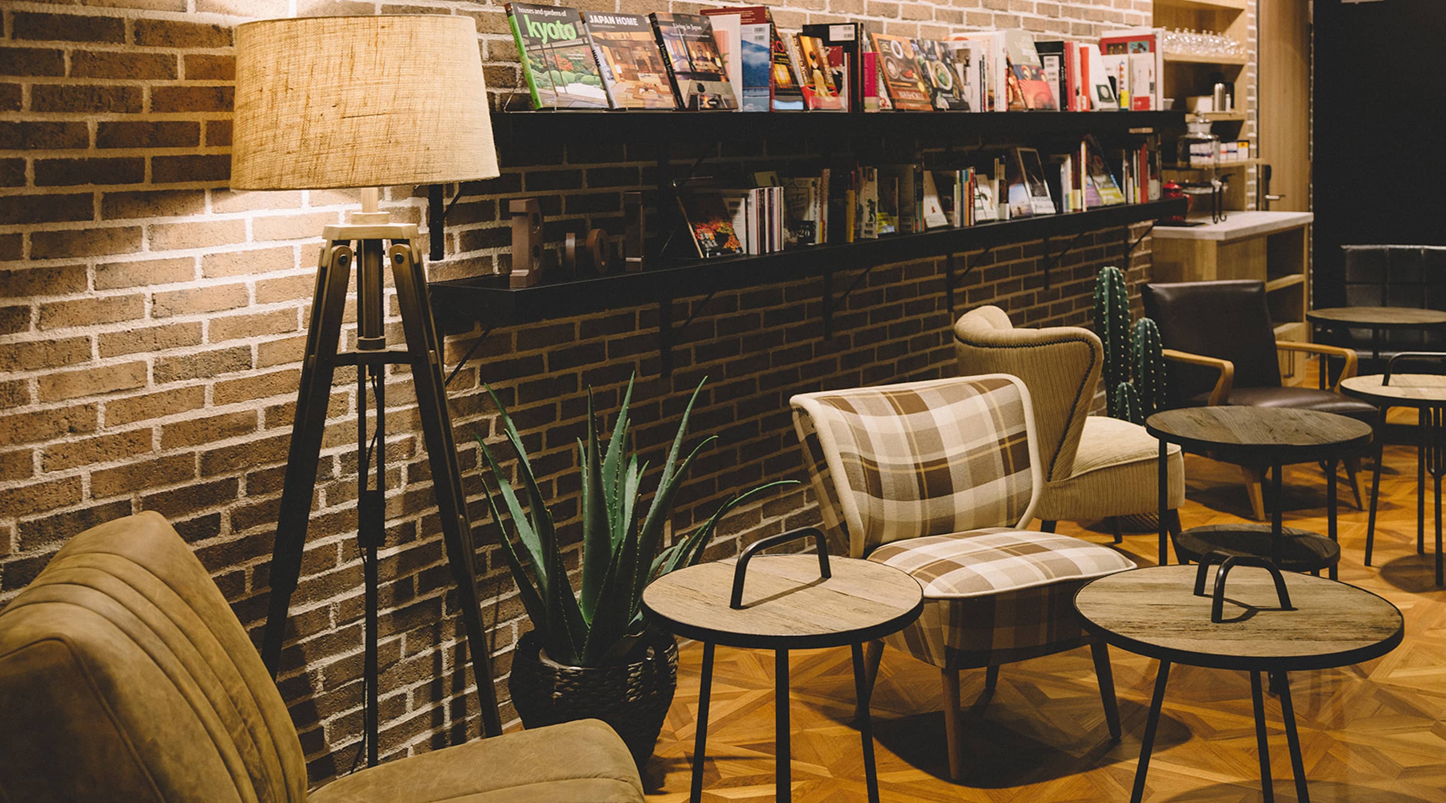 ラウンジのソファと壁掛けの本棚