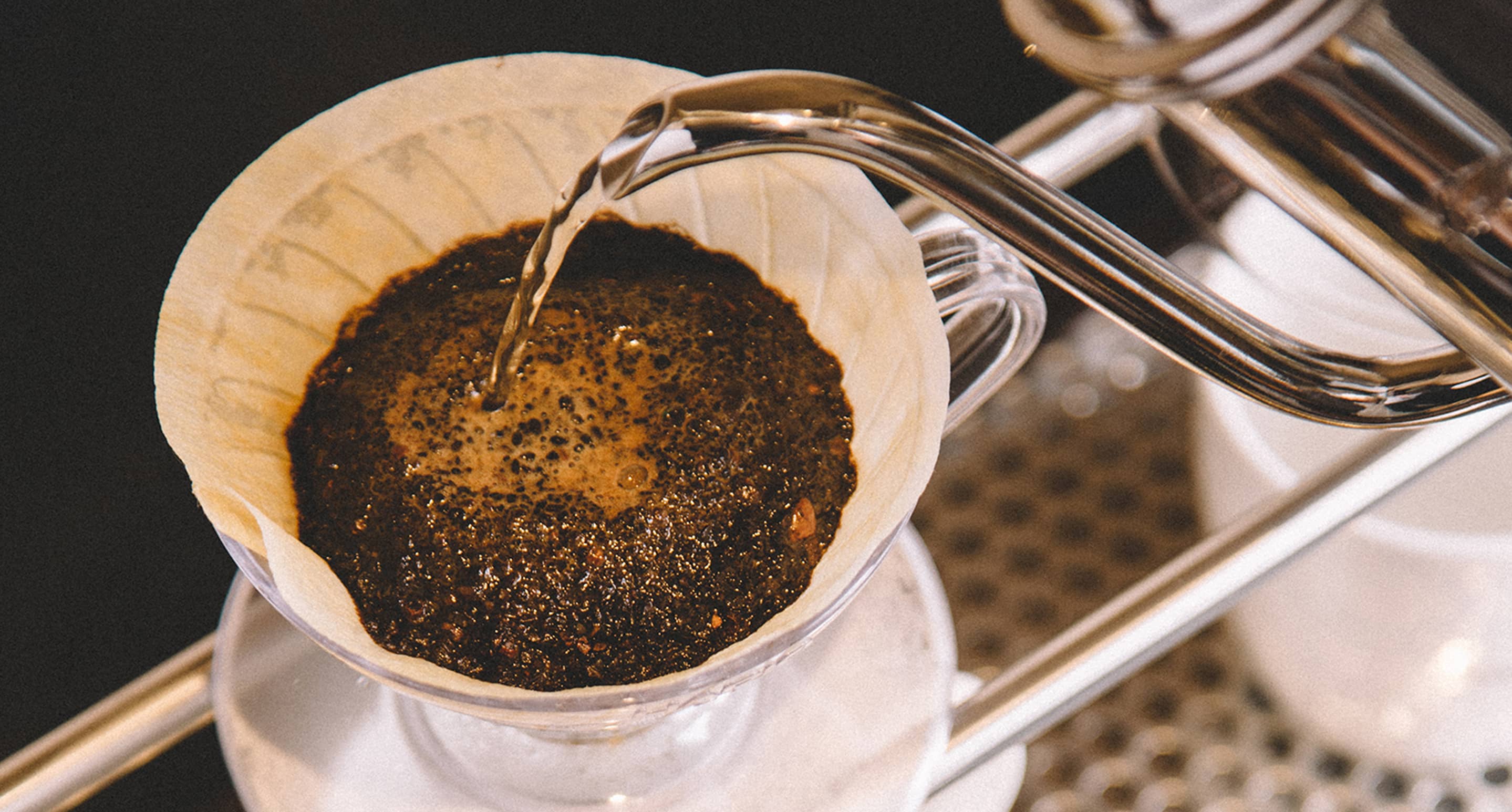 カップとドリップコーヒーを注ぐポット