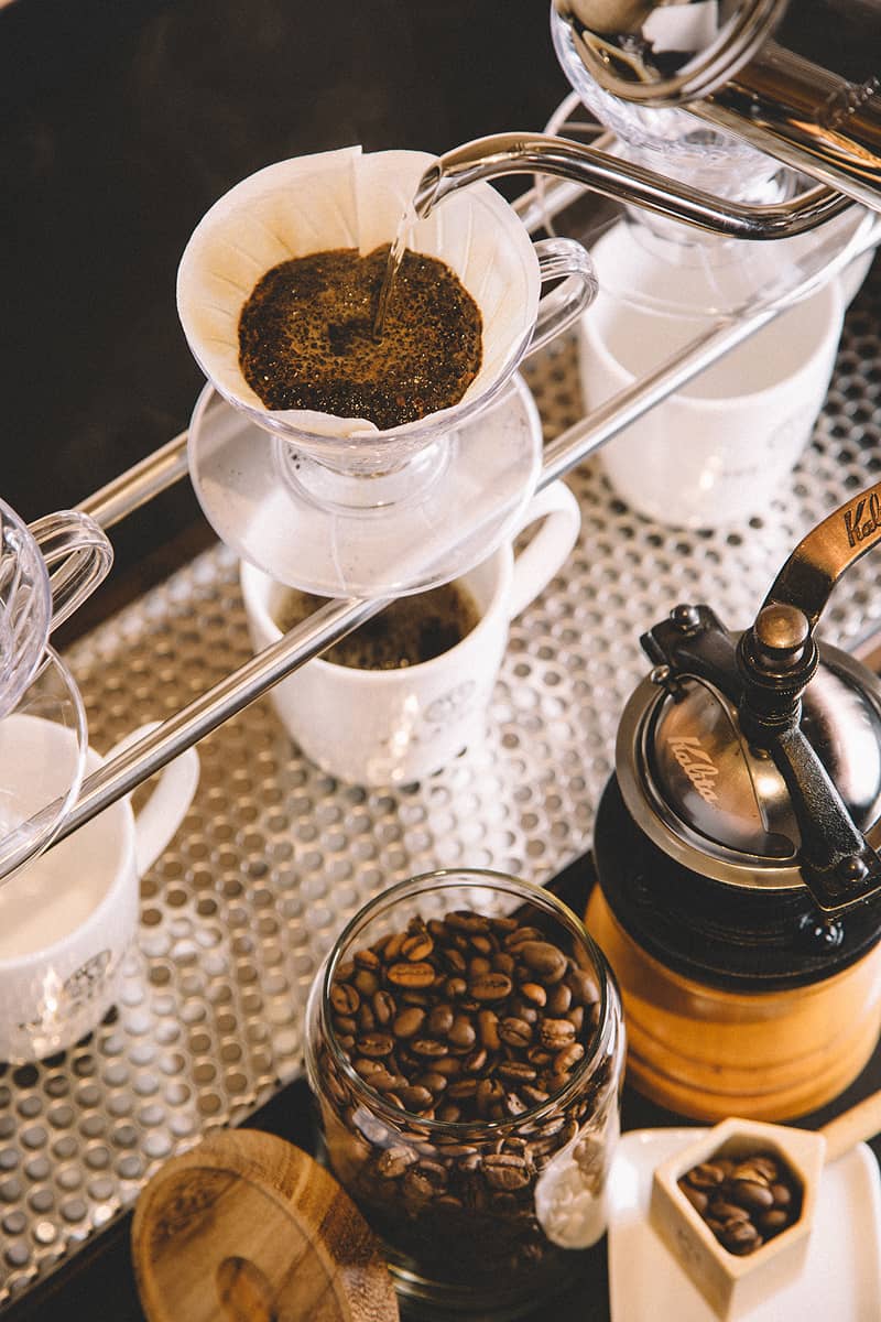 ドリップしているコーヒーとコーヒー豆