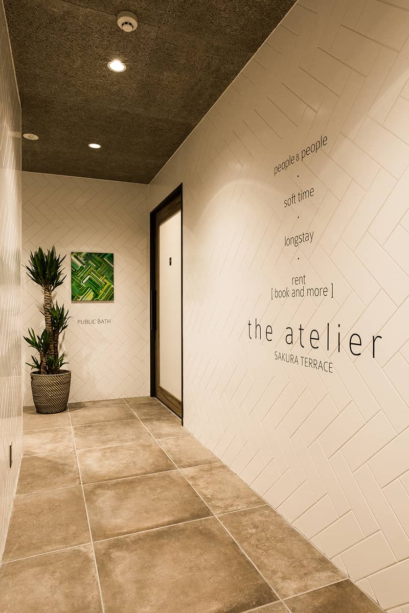アトリエと書かれた壁のあるホテルの廊下
